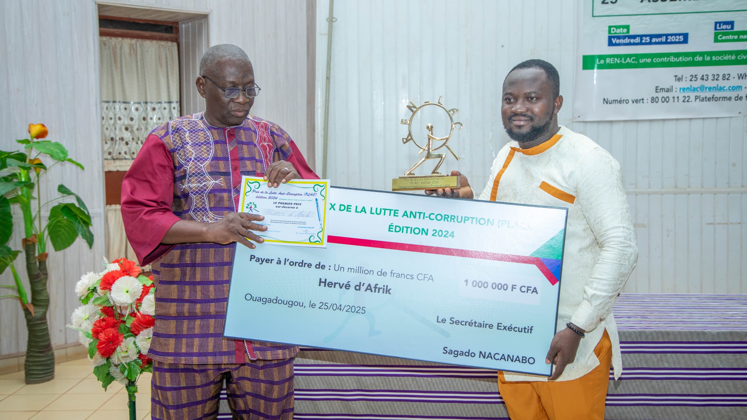 Le représentant de Hervé D'Afrikrecevant le trophée du PLAC 2024 des mains du nouveau Secrétaire exécutif du REN-LAC, Pissyamba Ouédraogo