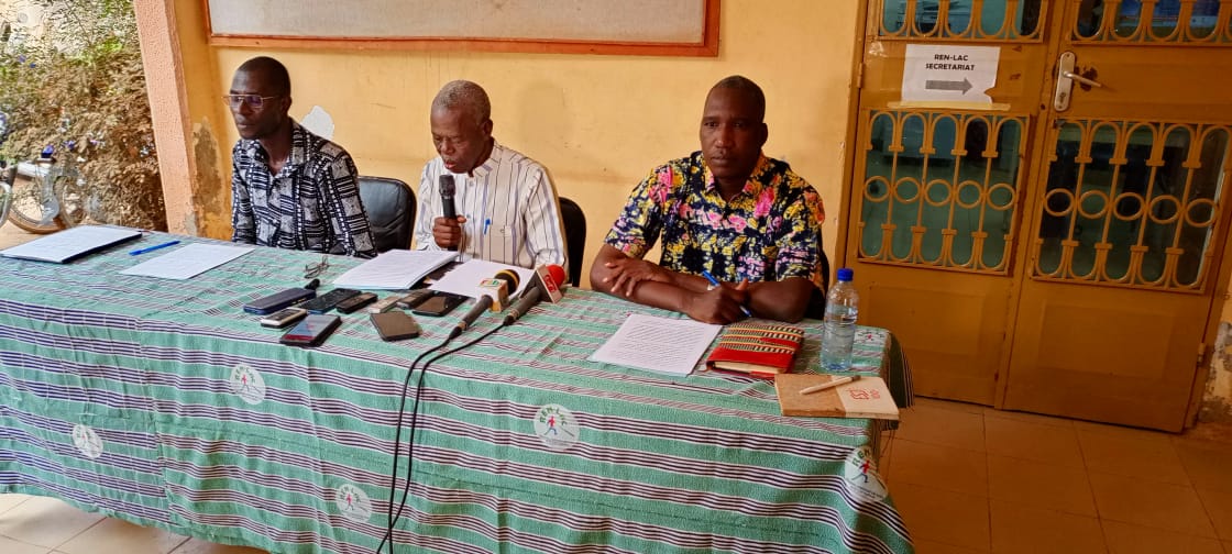 Face à la presse ce vendredi 14 février, le Secrétaire exécutif du REN-LAC (au centre) a également salué les efforts conjugués des acteurs qui ont permis l’instruction et le jugement de ces différentes affaires de corruption en 2024