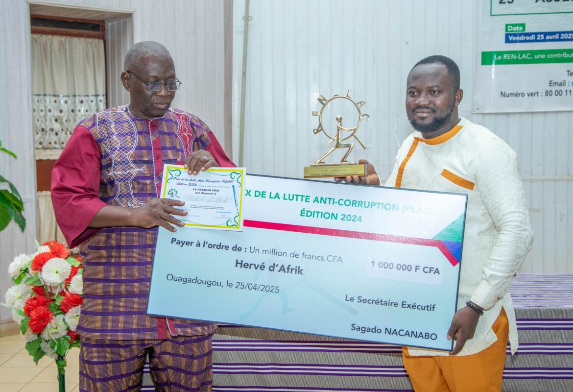 Le représentant de Hervé D'Afrikrecevant le trophée du PLAC 2024 des mains du nouveau Secrétaire exécutif du REN-LAC, Pissyamba Ouédraogo