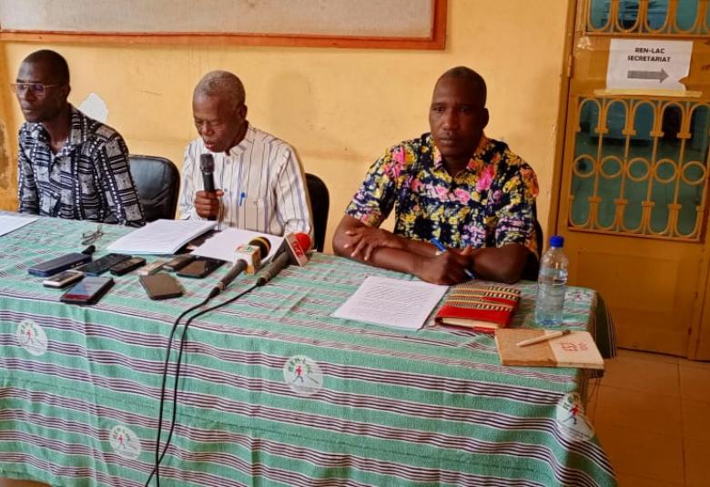 Face à la presse ce vendredi 14 février, le Secrétaire exécutif du REN-LAC (au centre) a également salué les efforts conjugués des acteurs qui ont permis l’instruction et le jugement de ces différentes affaires de corruption en 2024